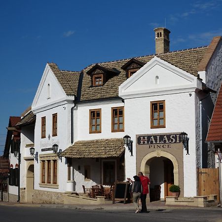 Halasi Pince Panzió Villány Exterior foto